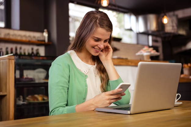 Femme souriante, utilisation, a, ordinateur portable