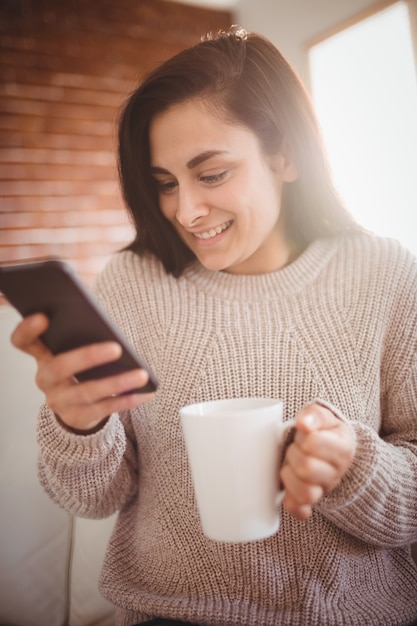 Femme souriante, utilisation, téléphone portable