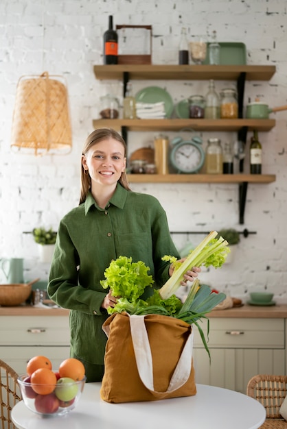 Femme souriante vue de face avec sac en toile