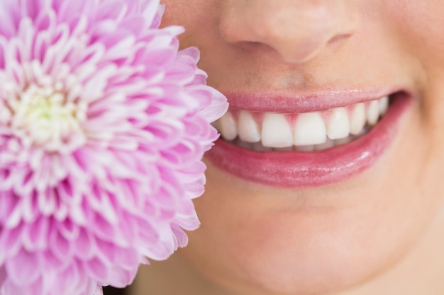 Femme avec un sourire blanc