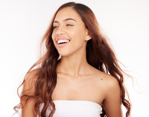 Femme avec sourire cheveux et soins capillaires pour les soins de santé cosmétiques vagues naturelles saines et maquette de publicité de salon sur fond de studio blanc