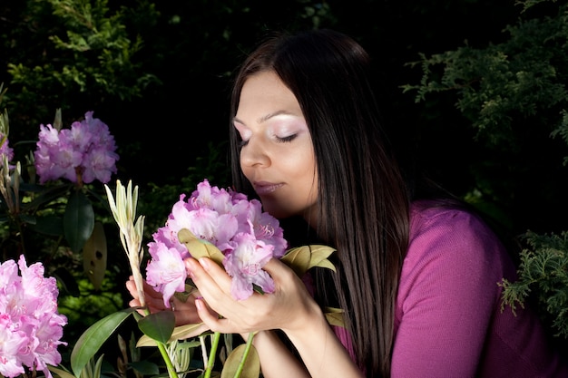 Femme, sourire, Dehors, quelques fleurs