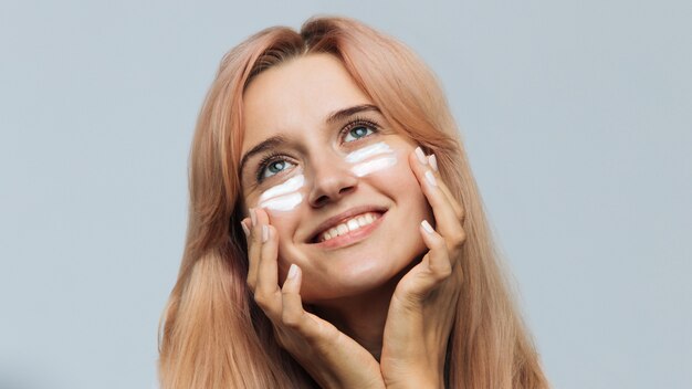 Femme, sourire, demande, bronzage, crème