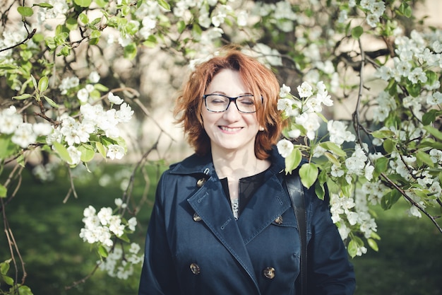 Femme, sourire, fleurir, arbre