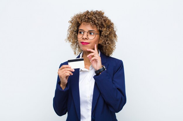 femme, sourire, heureusement, rêverie, ou, douter, regarder côté