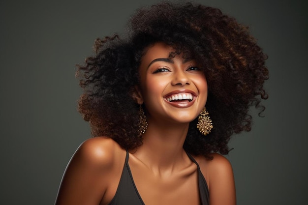 une femme avec un sourire qui dit naturel