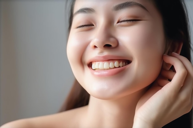 Une femme avec un sourire sur son visage