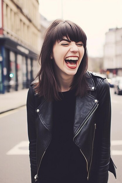 Une femme avec un sourire sur le visage rit.