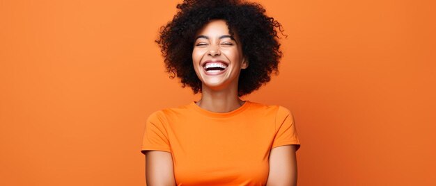 une femme sourit avec une chemise orange sur son visage