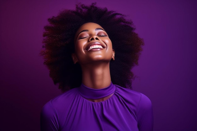 une femme sourit avec une chemise violette qui dit naturel