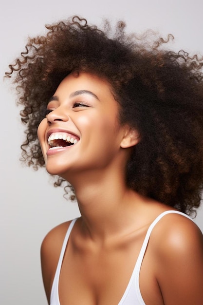 une femme sourit avec un sourire qui dit cheveux naturels