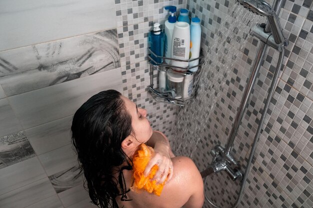 Femme sous la douche soins de la peau