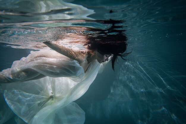 Femme sous l'eau