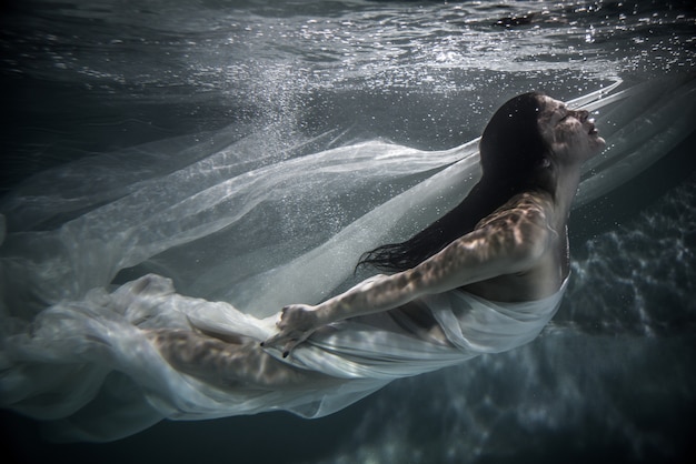 Femme sous l'eau