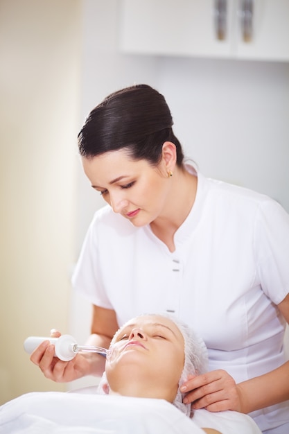 Femme sous traitement anti-âge au salon de beauté