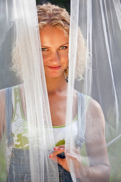 Femme sous le voile blanc