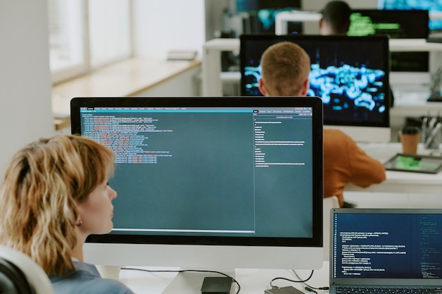 Femme spécialiste de la programmation informatique sur ordinateur au bureau