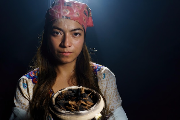 Photo une femme spirituelle tenant du tabac brûlant et de l'encens