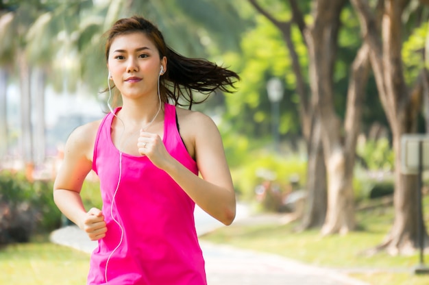 Femme sport asiatique en cours d&#39;exécution