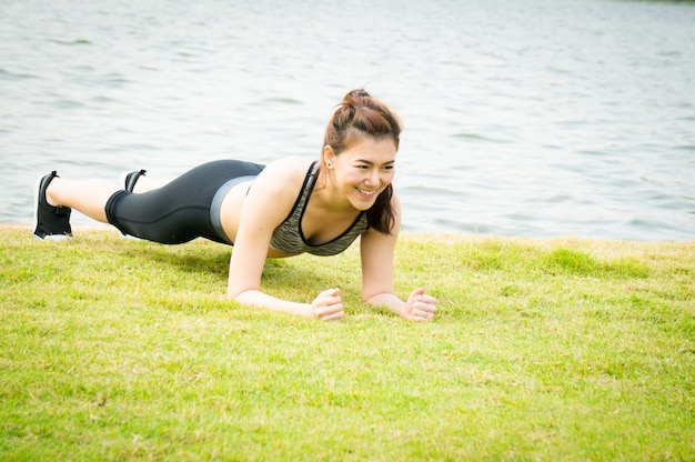 Femme, sport asiatique, platelage, sur, vert, prairie