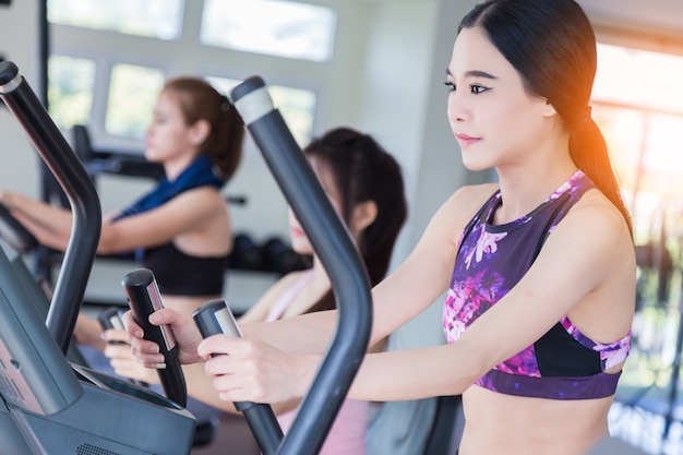 femme de sport asiatique profiter de la séance d&#39;entraînement