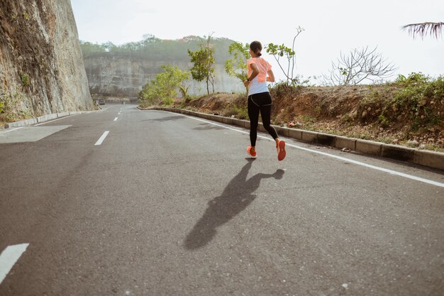 Femme sport, courant, côté route