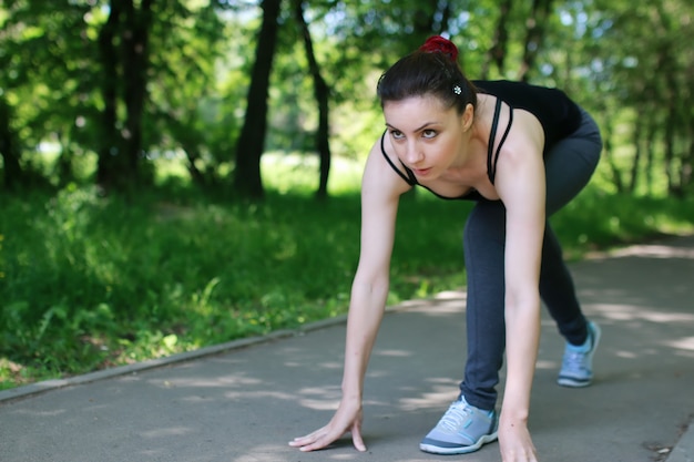 Femme sport courir dans le parc en plein air