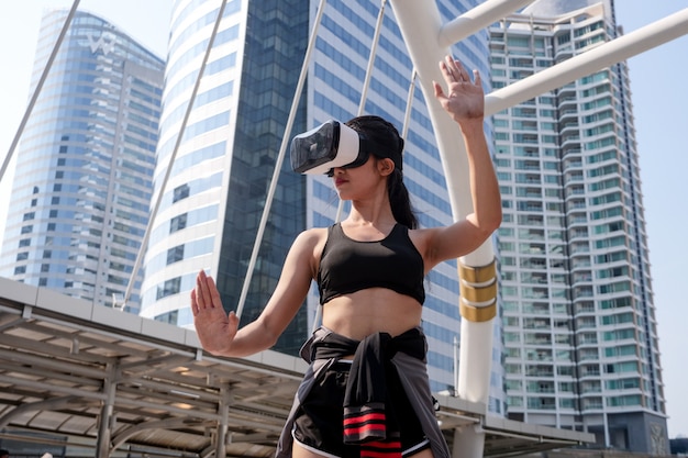 Femme de sport avec des lunettes de réalité virtuelle