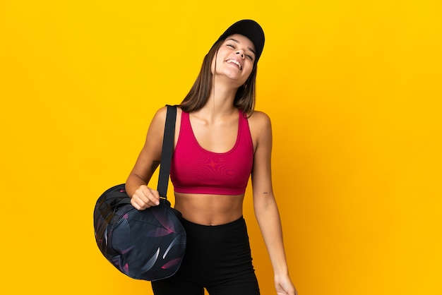 femme de sport avec sac de sport en riant