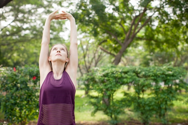 Femme Sport Sérieuse Stretching Bras et Corps