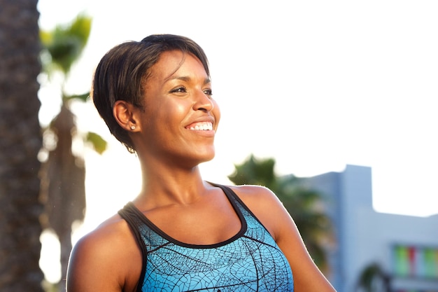 Femme sportive afro-américaine gaie