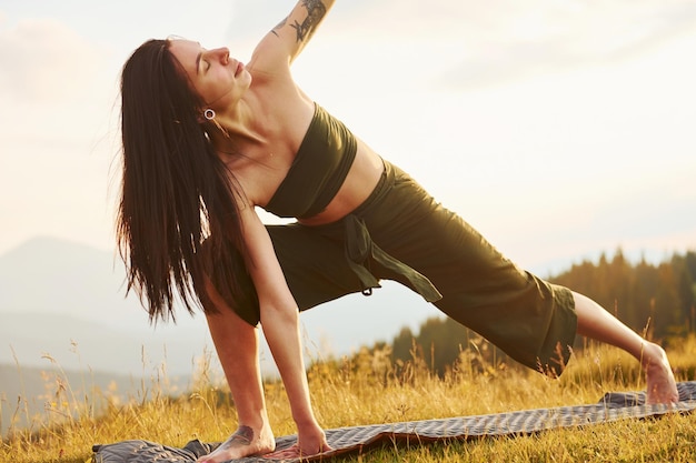 Femme sportive aime faire du yoga Majestueuses montagnes des Carpates Beau paysage de nature intacte