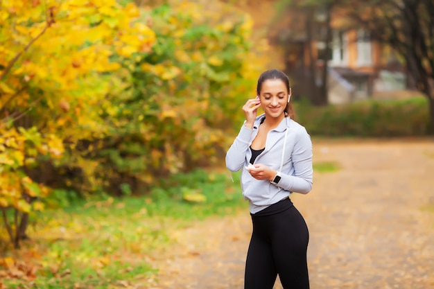 Femme sportive après des exercices sportifs en milieu urbain.