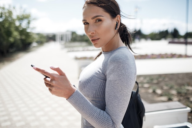 femme sportive après remise en forme en plein air