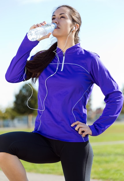 femme sportive boire une eau