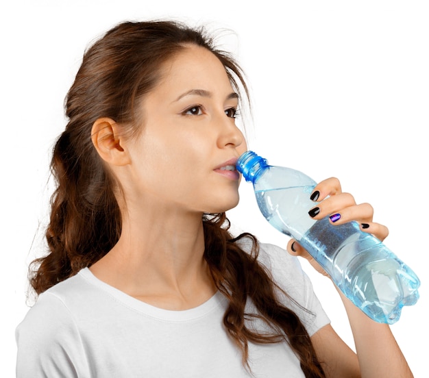 Femme sportive avec de l'eau