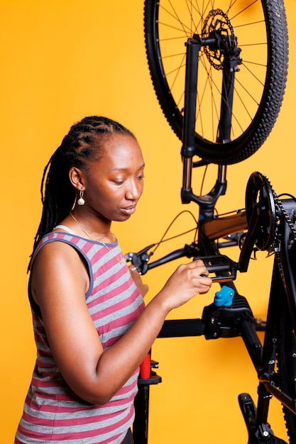 Femme sportive effectue l'entretien du vélo