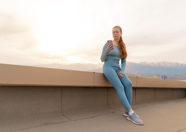 Femme sportive à l'extérieur