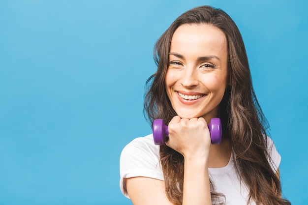 Femme sportive, faire des exercices avec des haltères