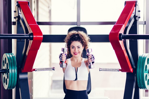 Femme sportive, faire des exercices