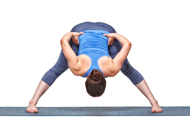 Femme sportive fit faire du yoga asana Prasarita padottanasana B