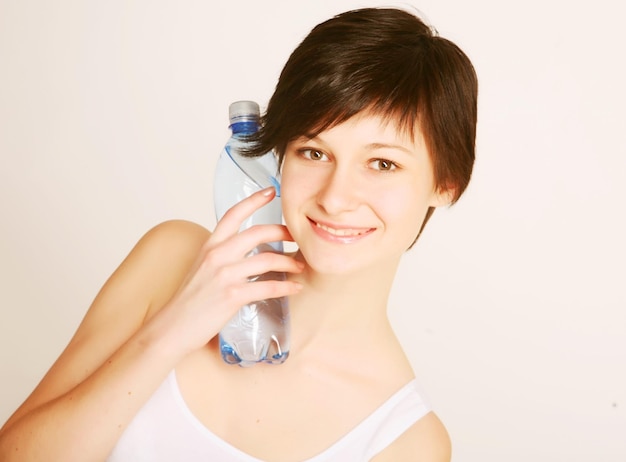 Femme sportive isolée sur fond blanc