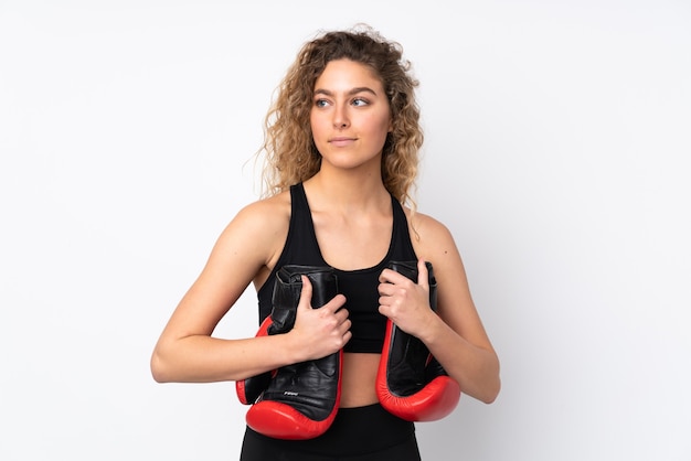 femme sportive isolée avec des gants de boxe