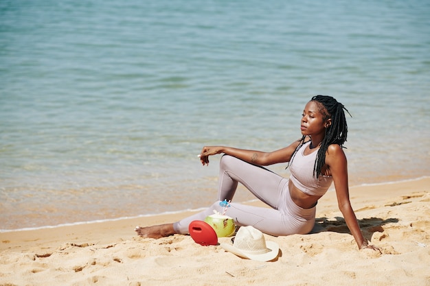 Femme sportive regardant l'océan