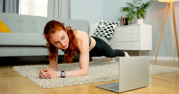 Femme sportive s'entraînant à la maison