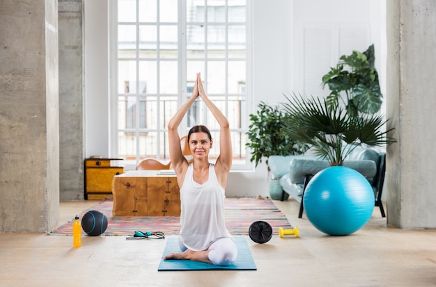 Photo femme sportive s'entraînant à la maison