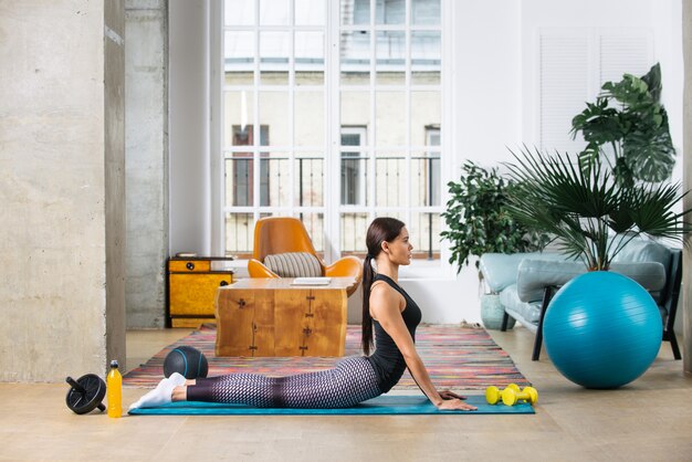 Femme sportive s'entraînant à la maison