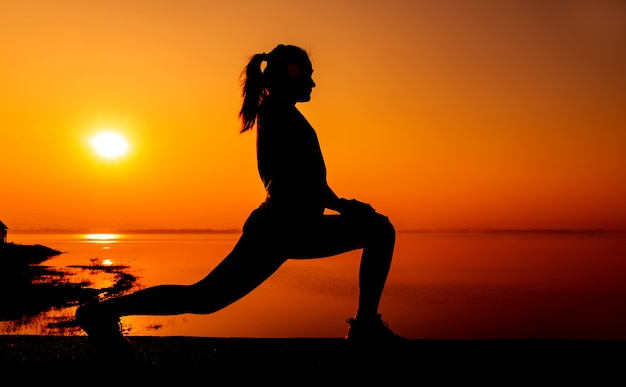 Femme sportive silhouette avec coucher de soleil. Activité saine et sportive. Mode de vie et loisirs.