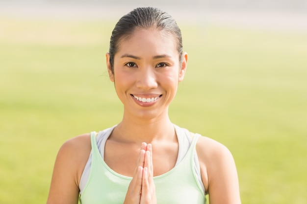 Femme sportive souriante, faire du yoga