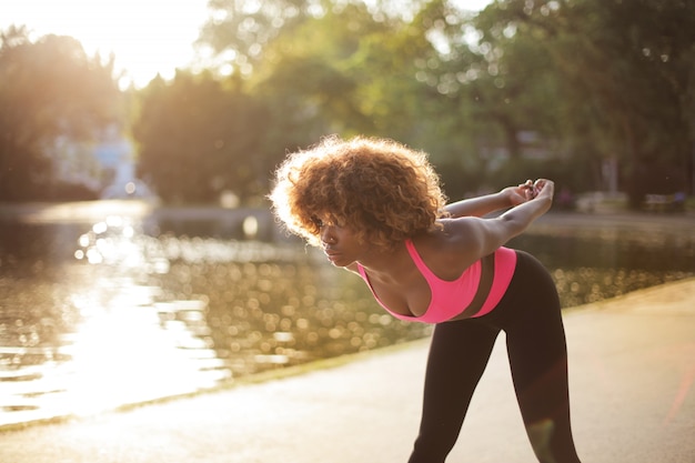 Photo femme sportive stratching